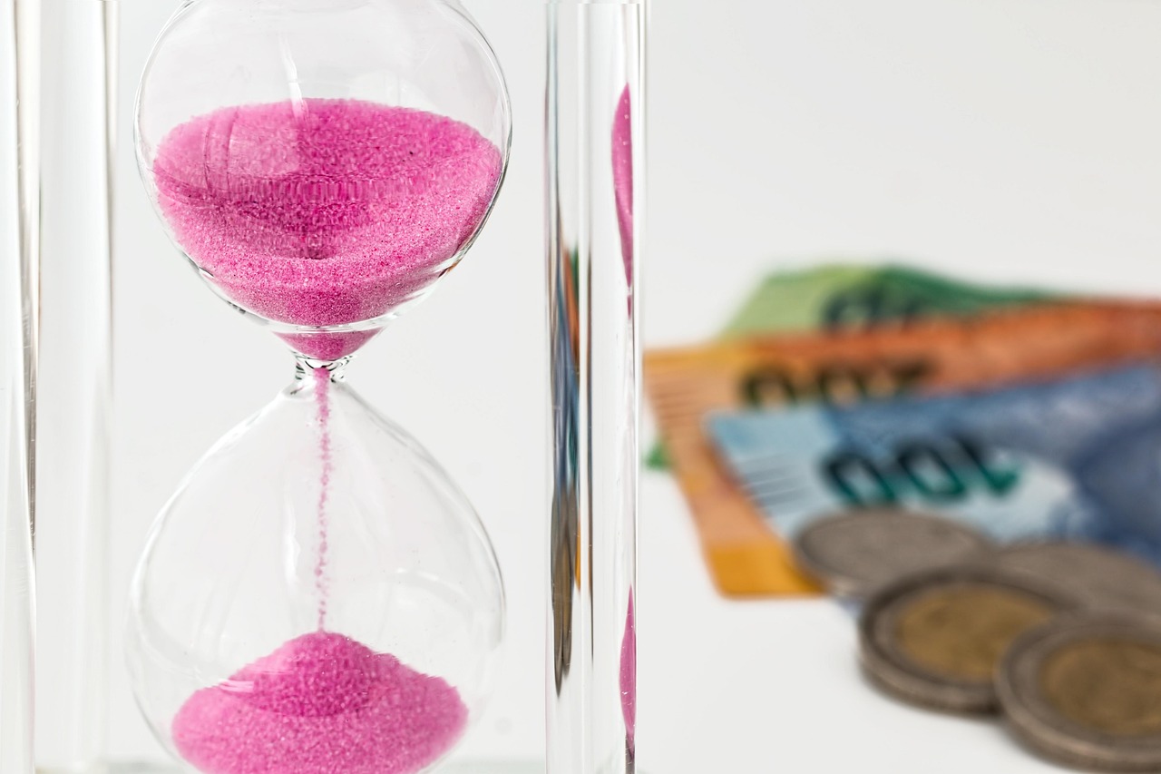 Hourglass, money, time — Exploring Historical and Scientific Concepts on Minecraft Servers