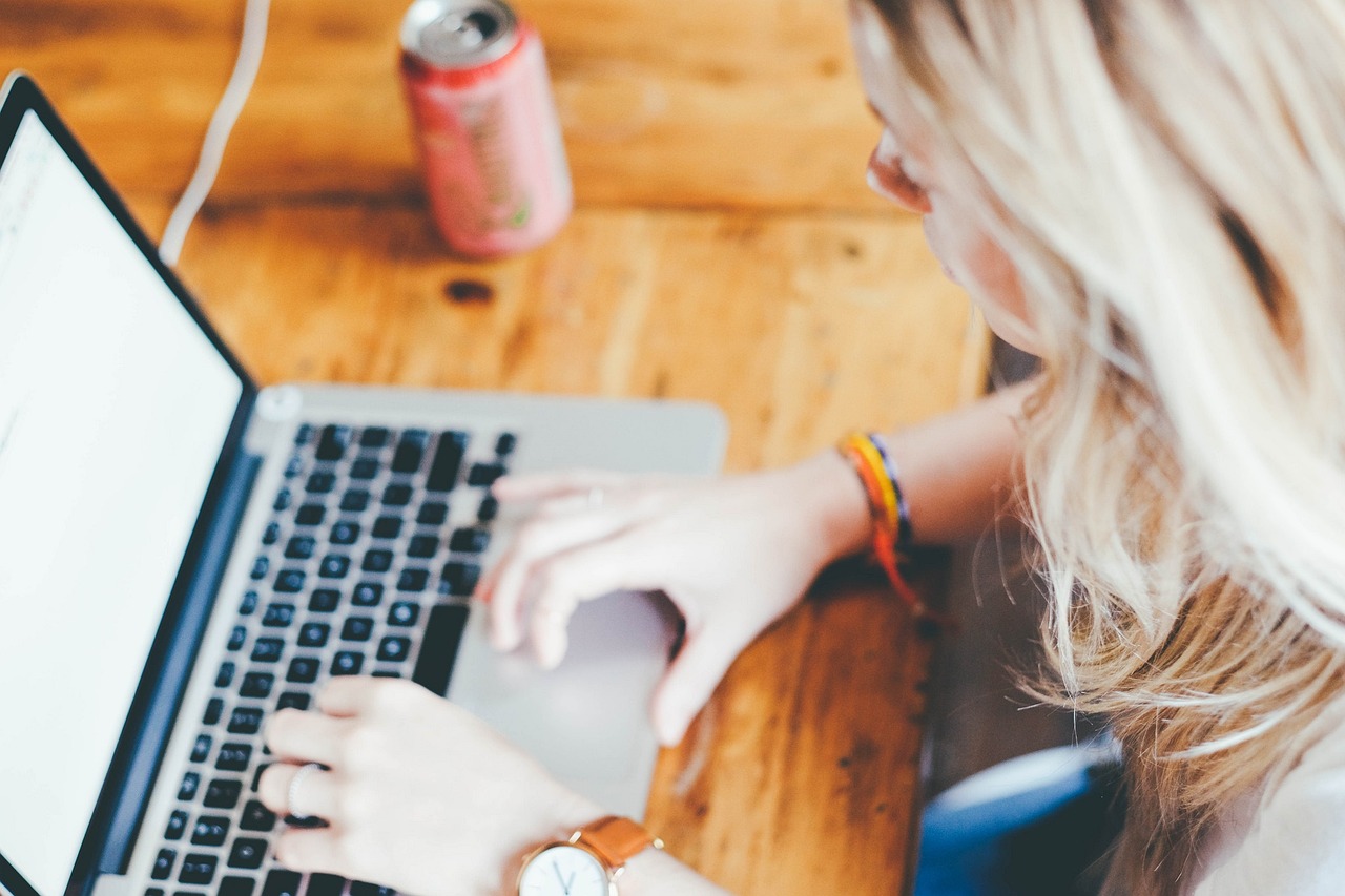 Computer, pc, workplace — How Data Analytics Helps Manufacturers Improve Operational Efficiency