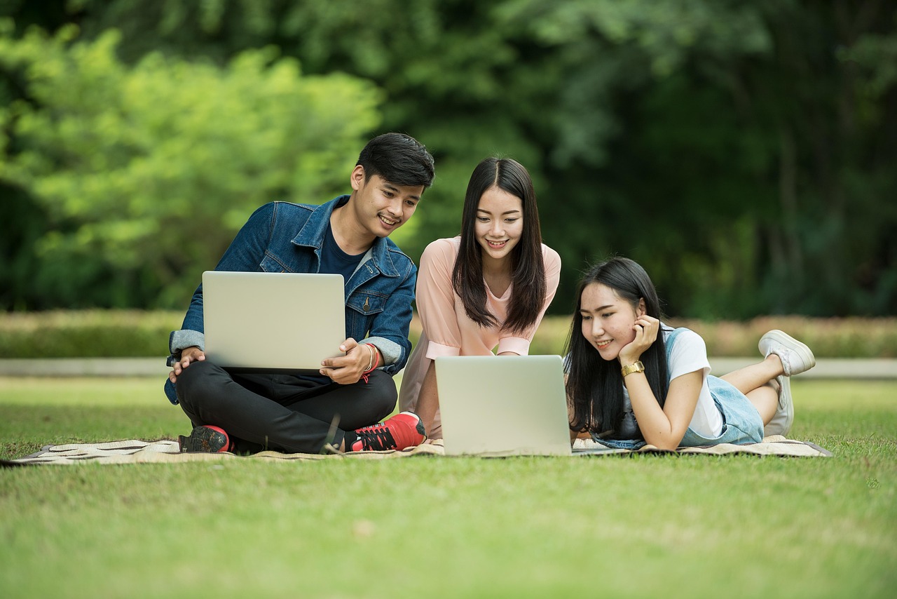 Students, computers, laptops — How To Find The Right Influencers For Your Brand