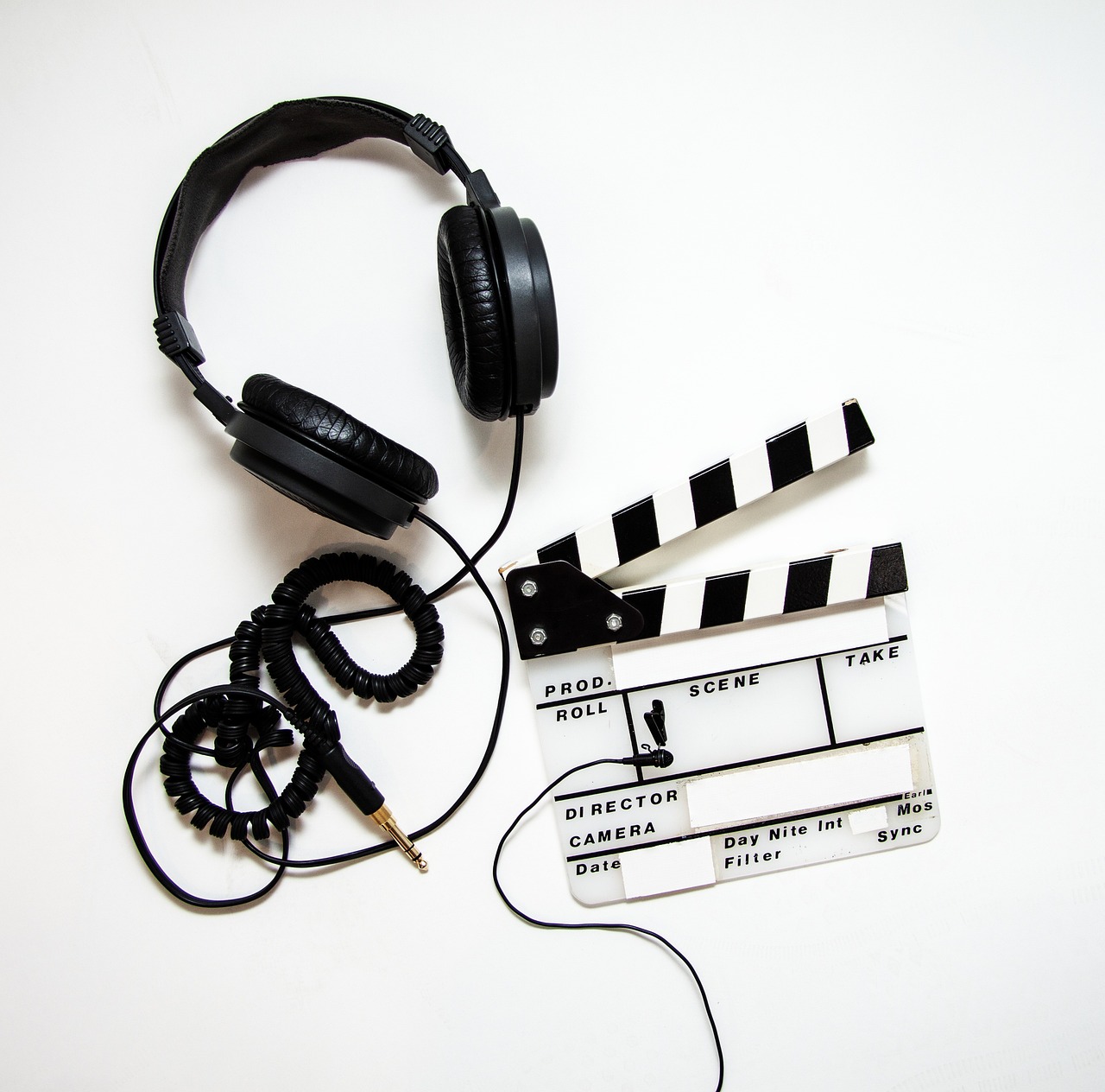 Headphones, clapper, clapperboard — Pros and Cons of frameworks on Mobile application development platform