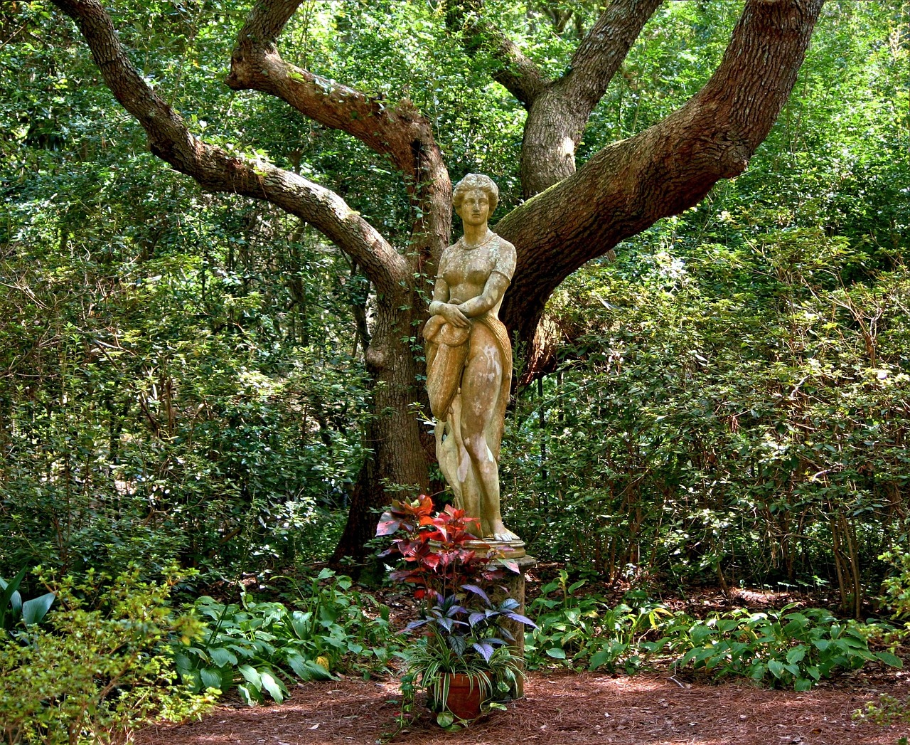 Garden sculpture, statue, woman — The Role of Bluffing in JeetBuzz Virtual Poker